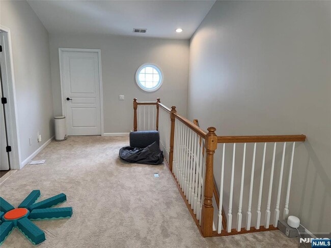 Building Photo - 61 Thistle Dr