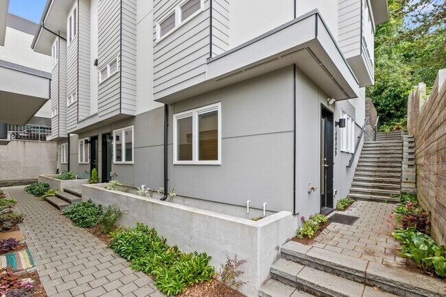 Building Photo - Sweet Ultra-Modern Air-Conditioned West Seattle Townhome w/ Parking