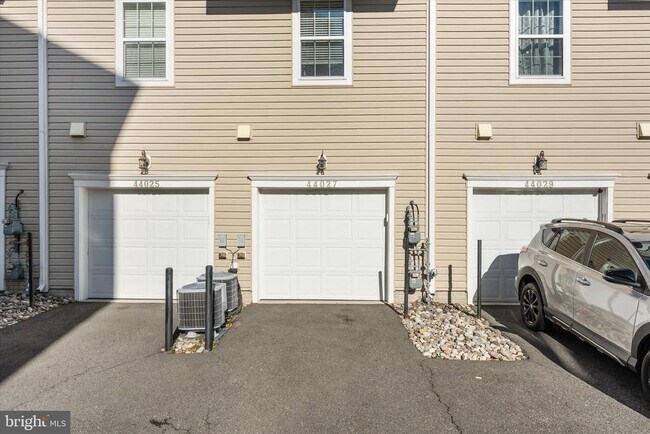 Building Photo - 44027 Etna Terrace