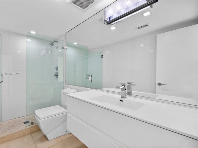 Building Photo - 1420 Brickell Bay Dr