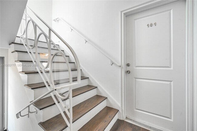 Building Photo - 621 11th St