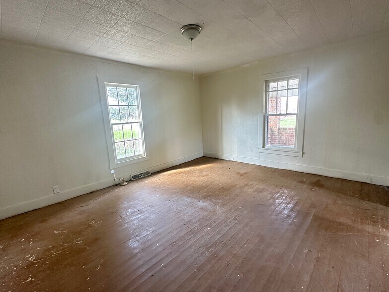 Building Photo - 3067 Greensburg Rd