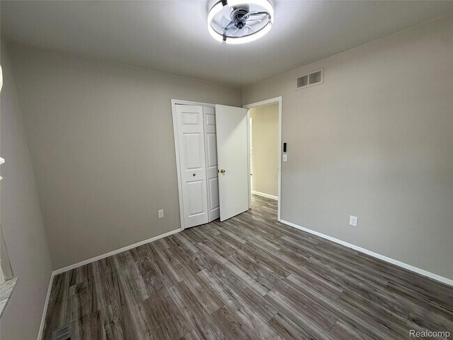 Building Photo - 15895 Cambridge Dr