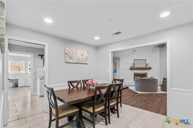 Building Photo - 6037 Country Club Dr
