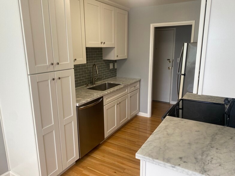 Fully remodeled kitchen. Cabinets, backsplash, counter, appliances - 666 Oakland Ave