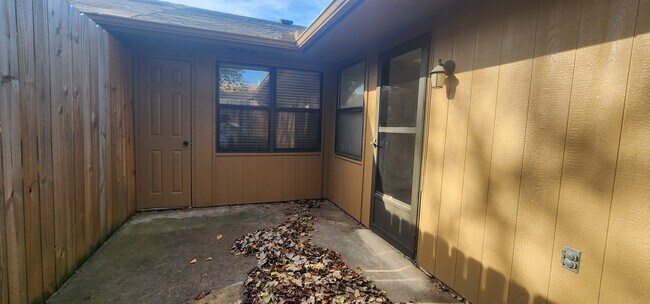 Building Photo - 907 NE Tortoise Dr