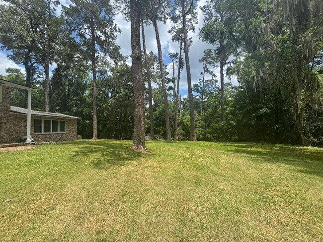 Building Photo - Stunning 4-Bedroom, 3-Bathroom Home with A...