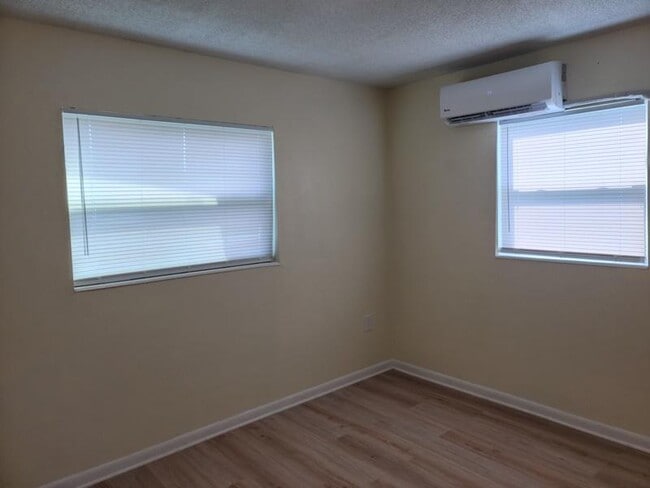 Building Photo - 1700 Chaucer Rd