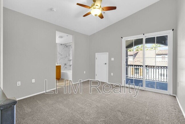 Building Photo - 2210 E Huntington Dr
