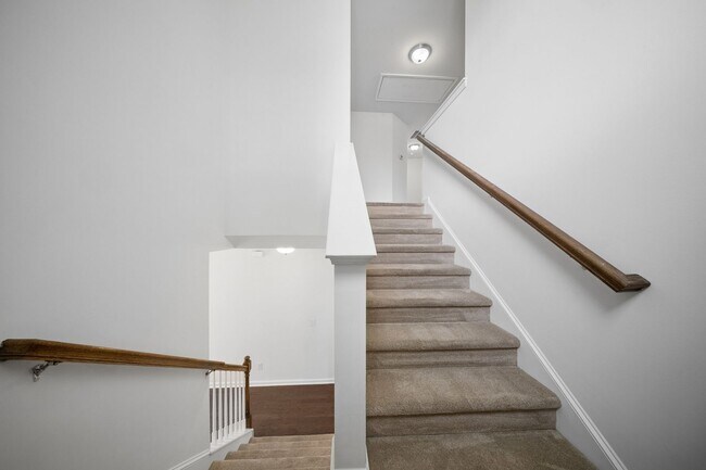 Building Photo - 7 King's Cross Ct