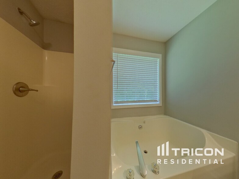 Building Photo - 34 Paradise Way