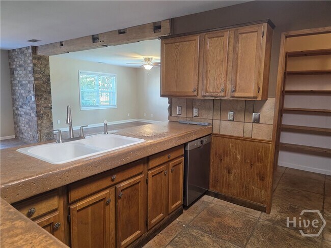 Building Photo - 310 W 5th St