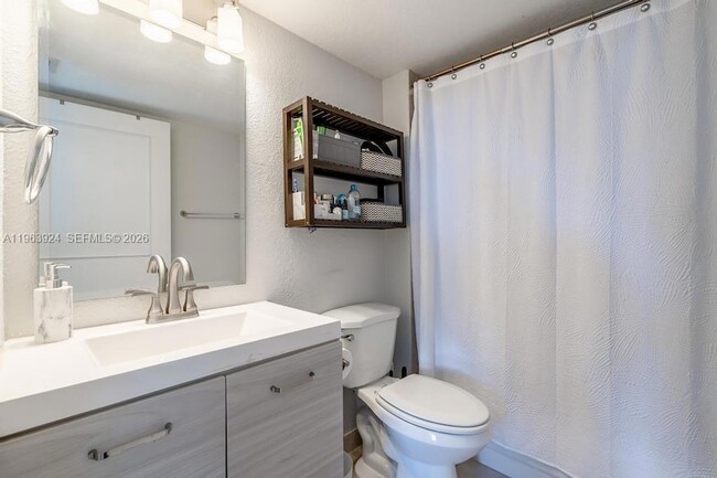 Building Photo - 540 Brickell Key Dr