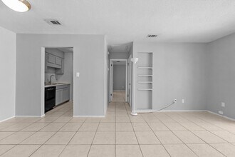 Building Photo - Charming 1 Bedroom/1 Bathroom Available Now!