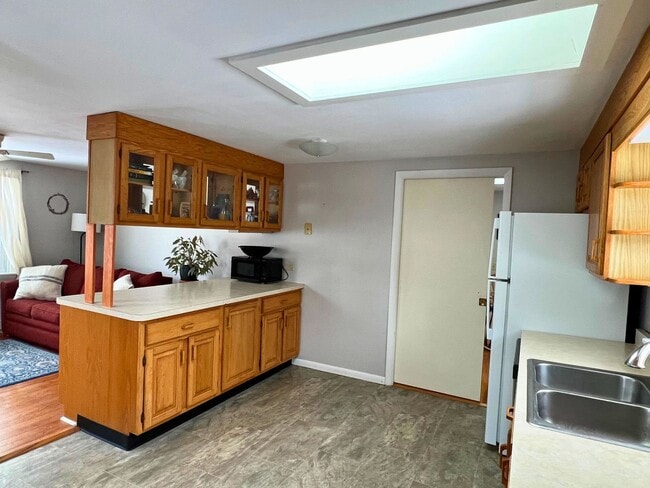 Building Photo - Bright 1BD/1BA Duplex Apartment in Williston