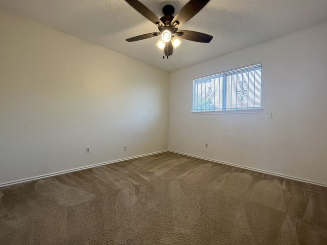 Building Photo - Big 3/2 Townhome Close to Downtown