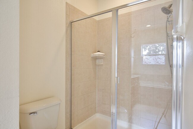 Building Photo - Beautiful 3/2.5 Spacious Townhome with a P...