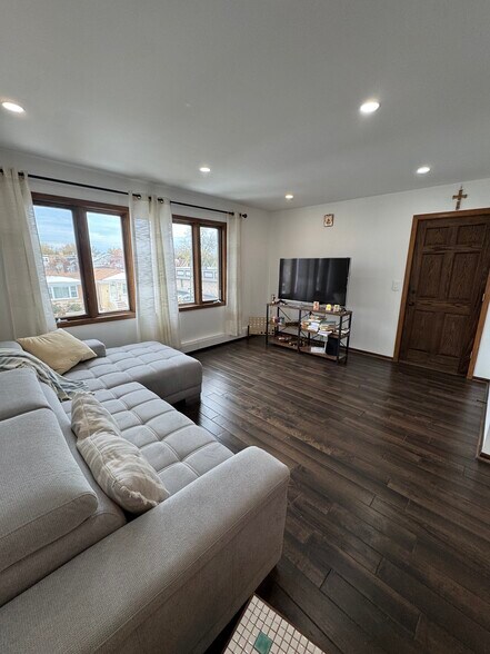 Building Photo - 6013 W Gunnison St