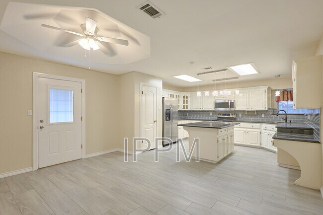 Building Photo - 2609 Thomas Ln