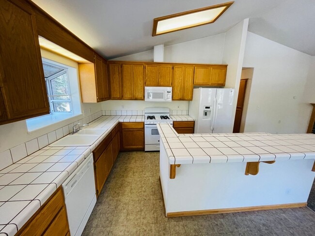 Building Photo - 3 bed 2 bath house for rent in South Lake Tahoe