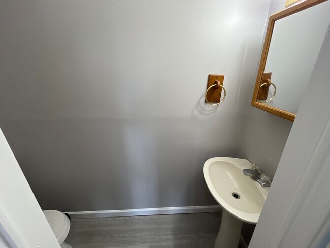 Building Photo - 3 Bedroom 1.5 Bathroom Single Family Home ...