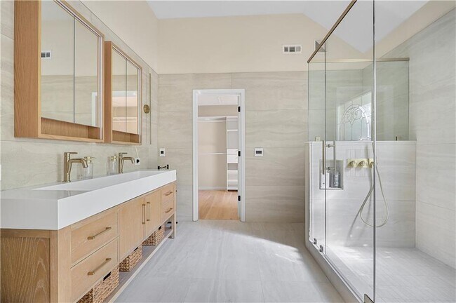 Building Photo - 2740 Stonehill Way