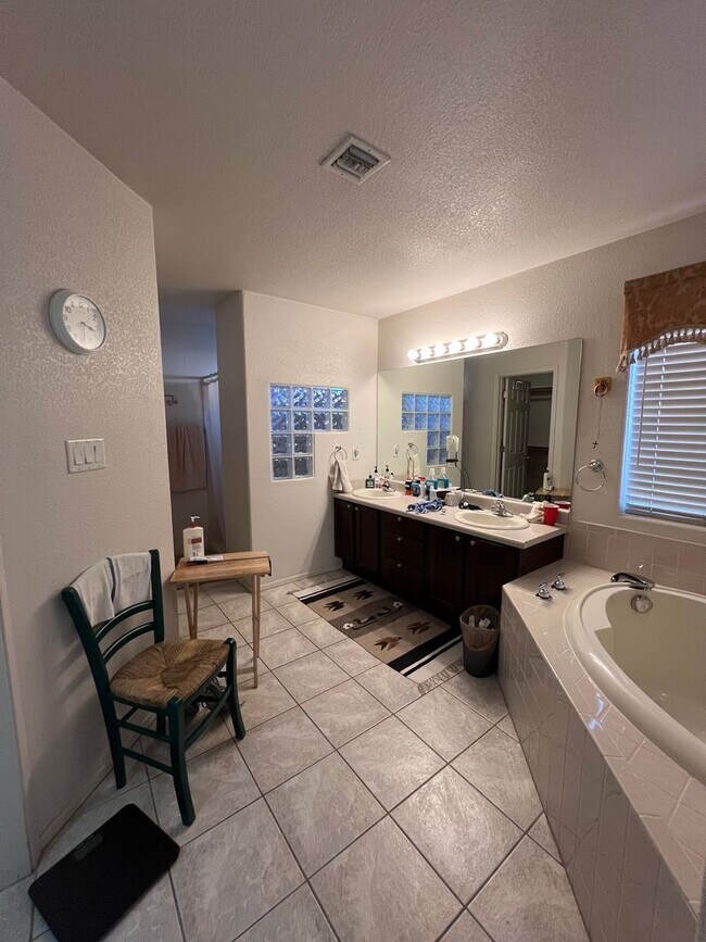 Building Photo - 3 BEDROOM IN WILDFLOWER!