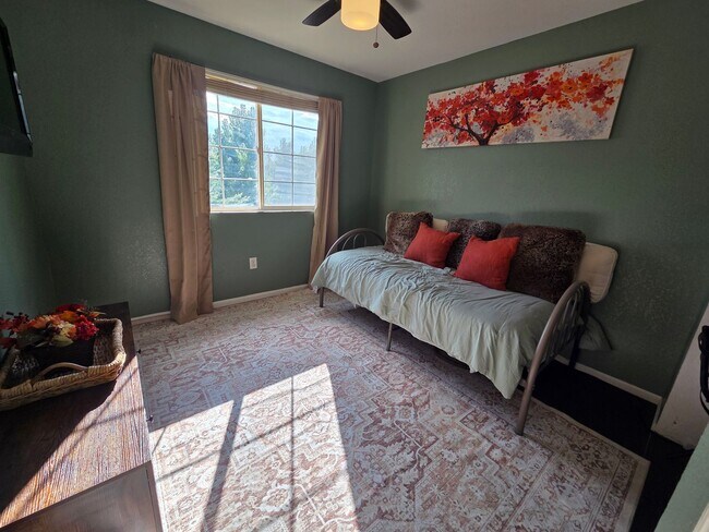 Building Photo - Stunning 5-Bedroom Home in the Heart of Pa...