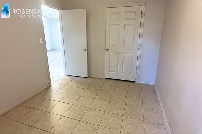 Building Photo - 1702 W Shangri La Rd