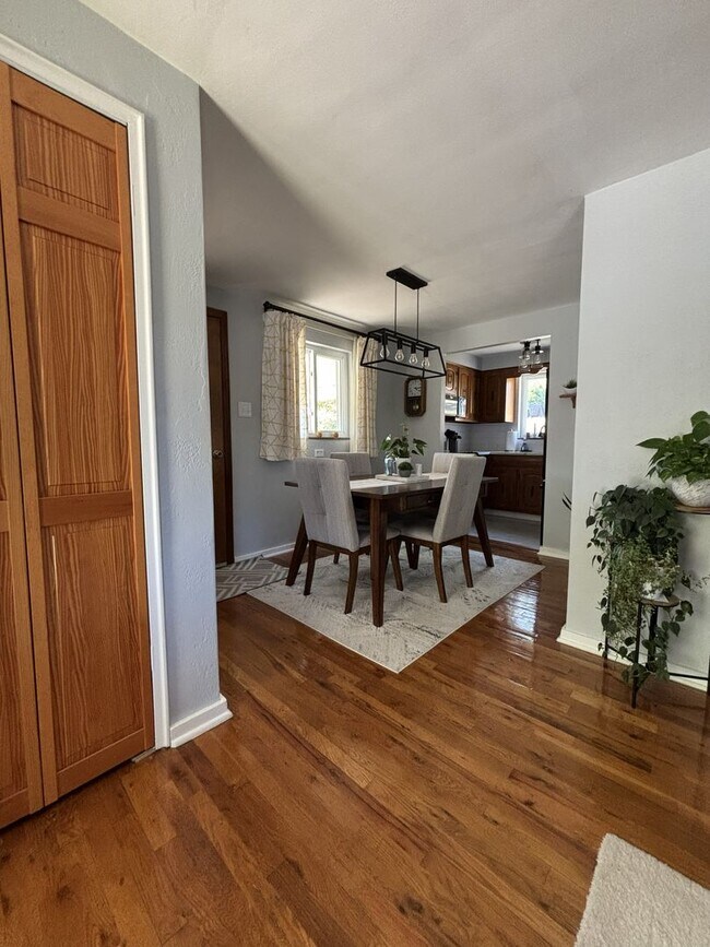 Building Photo - 3 Bed 1 Bath in Coraopolis, PA