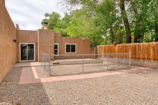 Building Photo - COMING SOON! Beautifully Renovated 3 bedroom 2 bathroom Townhouse