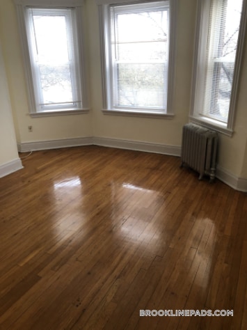 Building Photo - 352 Riverway