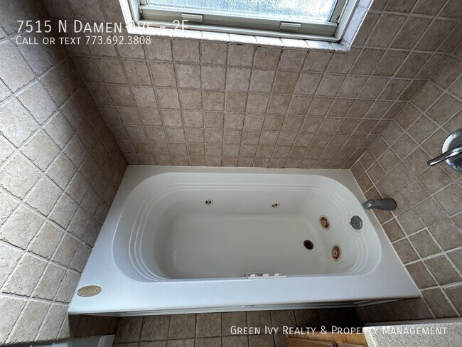 Building Photo - 7515 N Damen Ave