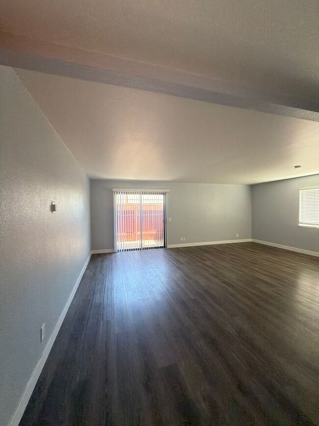 Building Photo - 1125 E Ventura St