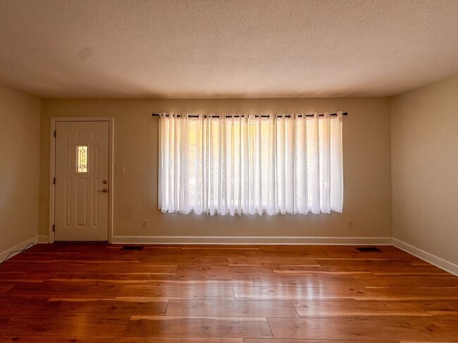 Building Photo - Spacious 4 Bed 2.5 bath Home Close to Fort Bragg