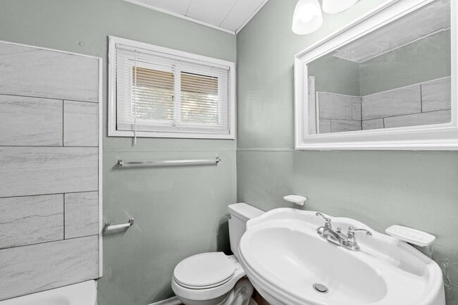 Building Photo - 2226 Raleigh Dr