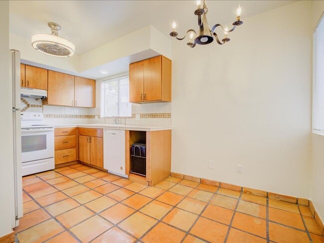 Building Photo - 2 Bedroom 2 Bathroom