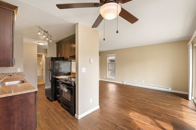 Building Photo - North Beacon Hill 1 Bedroom Apartment for Rent | Beacon Hill Light Rail Access, Balcony, Hardwood...