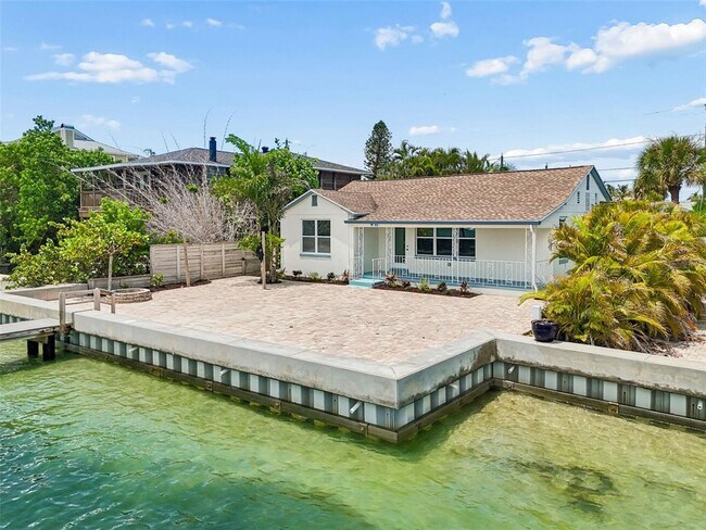 Building Photo - 8125 Bayshore Dr