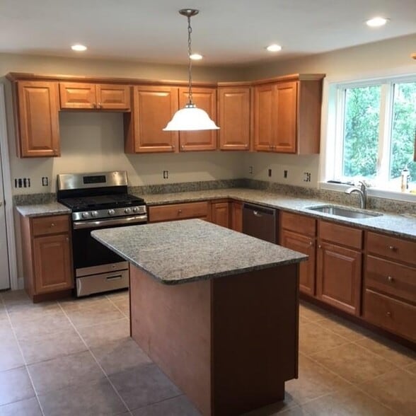 Building Photo - 87 Pine St