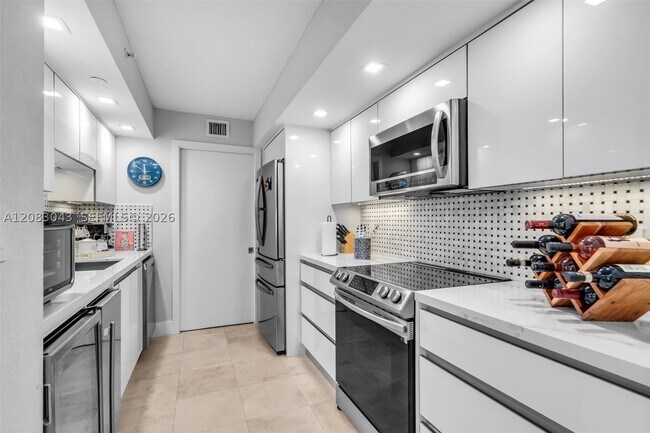 Building Photo - 6917 Collins Ave