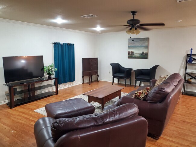 Livingroom3 - 1737 E California St