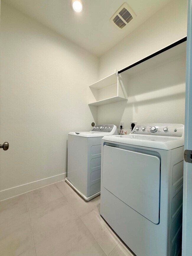 Building Photo - 1539 Crystal Stream Dr