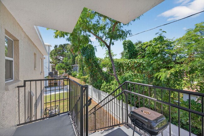 Building Photo - Updated 2 bedroom St. Pete Apartment with Modern Finishes, Private Porch & Utilities Included