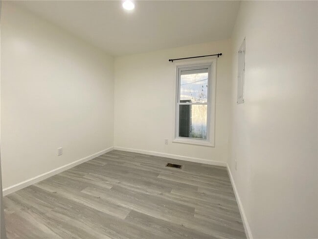 Building Photo - 470 W 2nd St