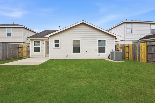 Building Photo - 3023 Legends York Dr