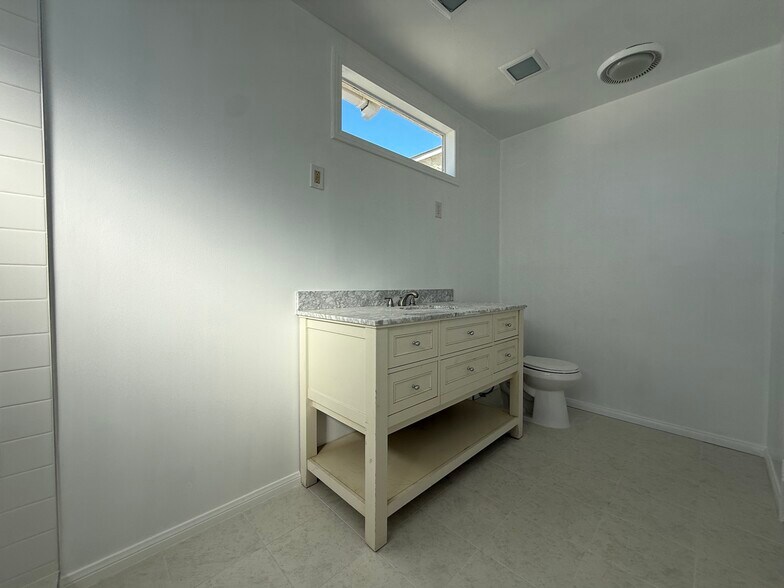 Building Photo - 2217 Selby Ave