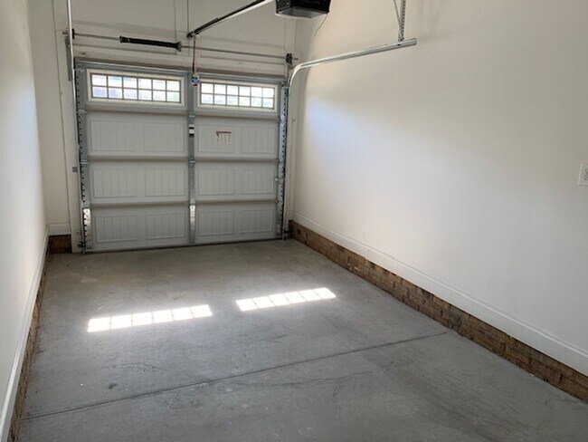 Building Photo - Stunning Brick Townhome with Garage in Tre...