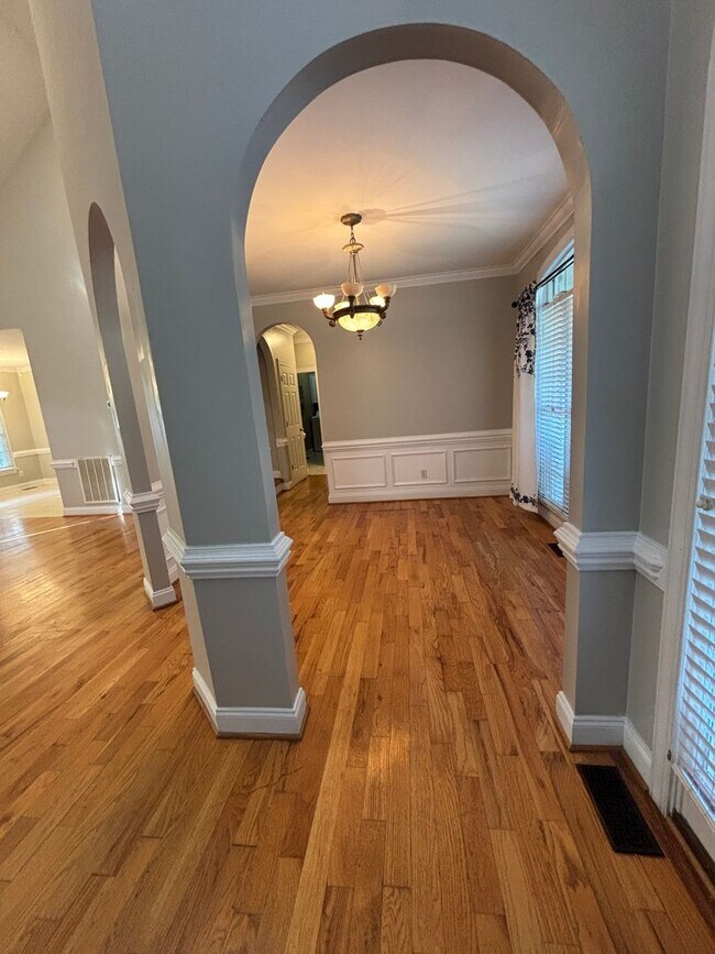 Building Photo - 522 Saint Helene Ct