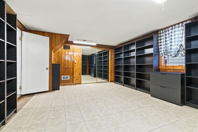 Building Photo - Gorgeous Brick Home Near Audubon Park